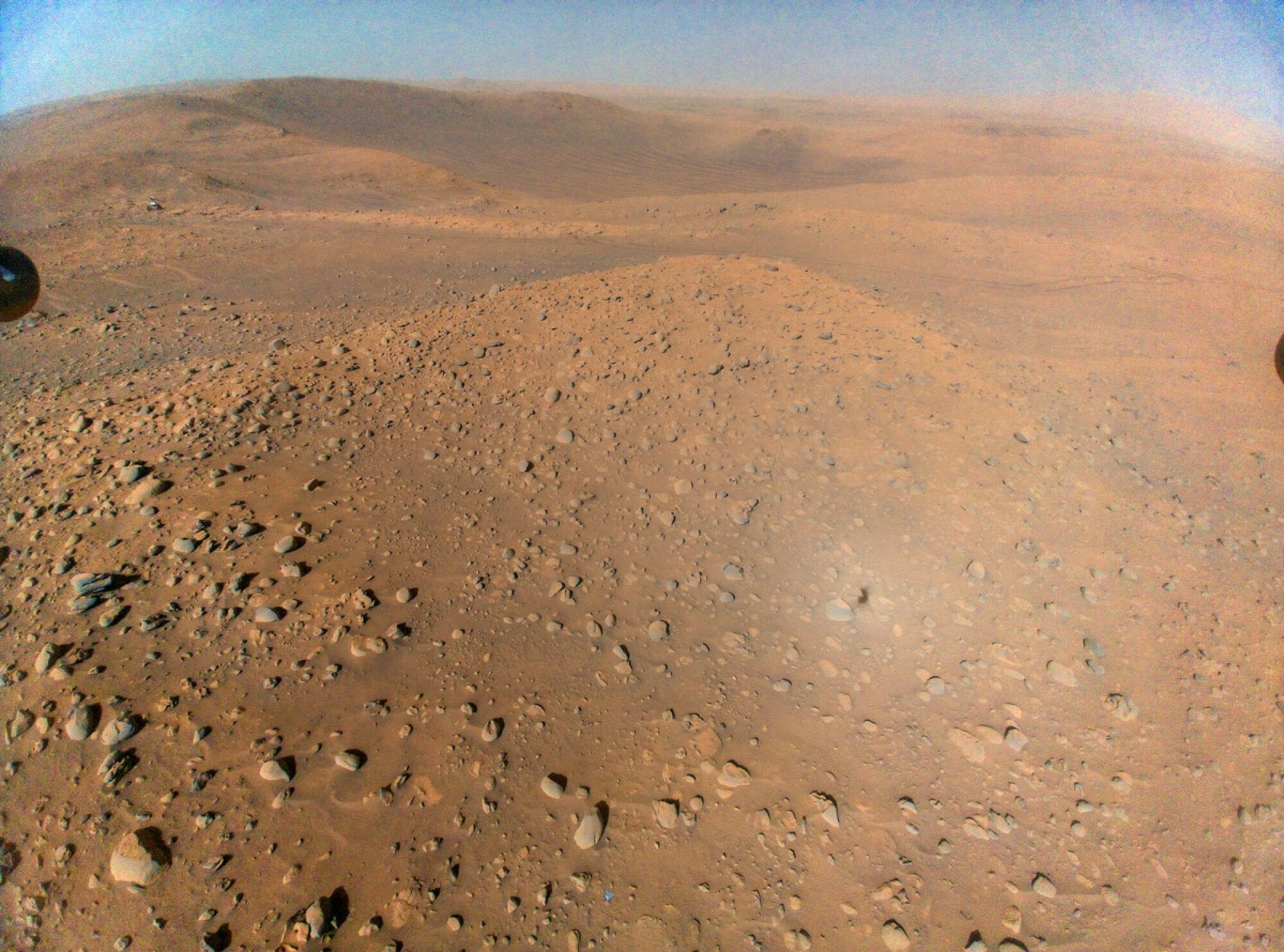 L'hélicoptère expérimental Ingenuity de la NASA a capturé cette vue martienne à 40 pieds dans les airs.