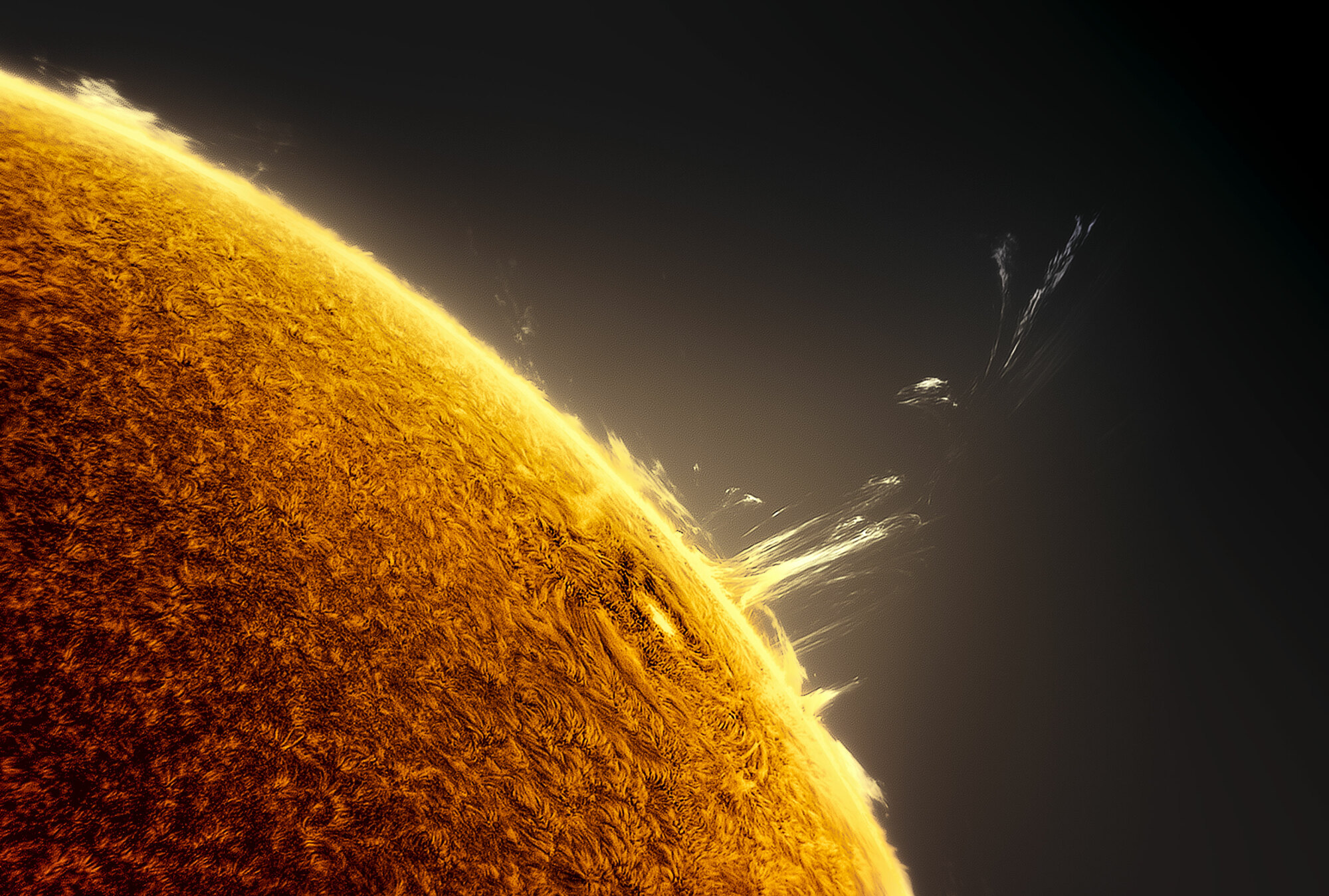 Un gros plan de la surface du soleil.