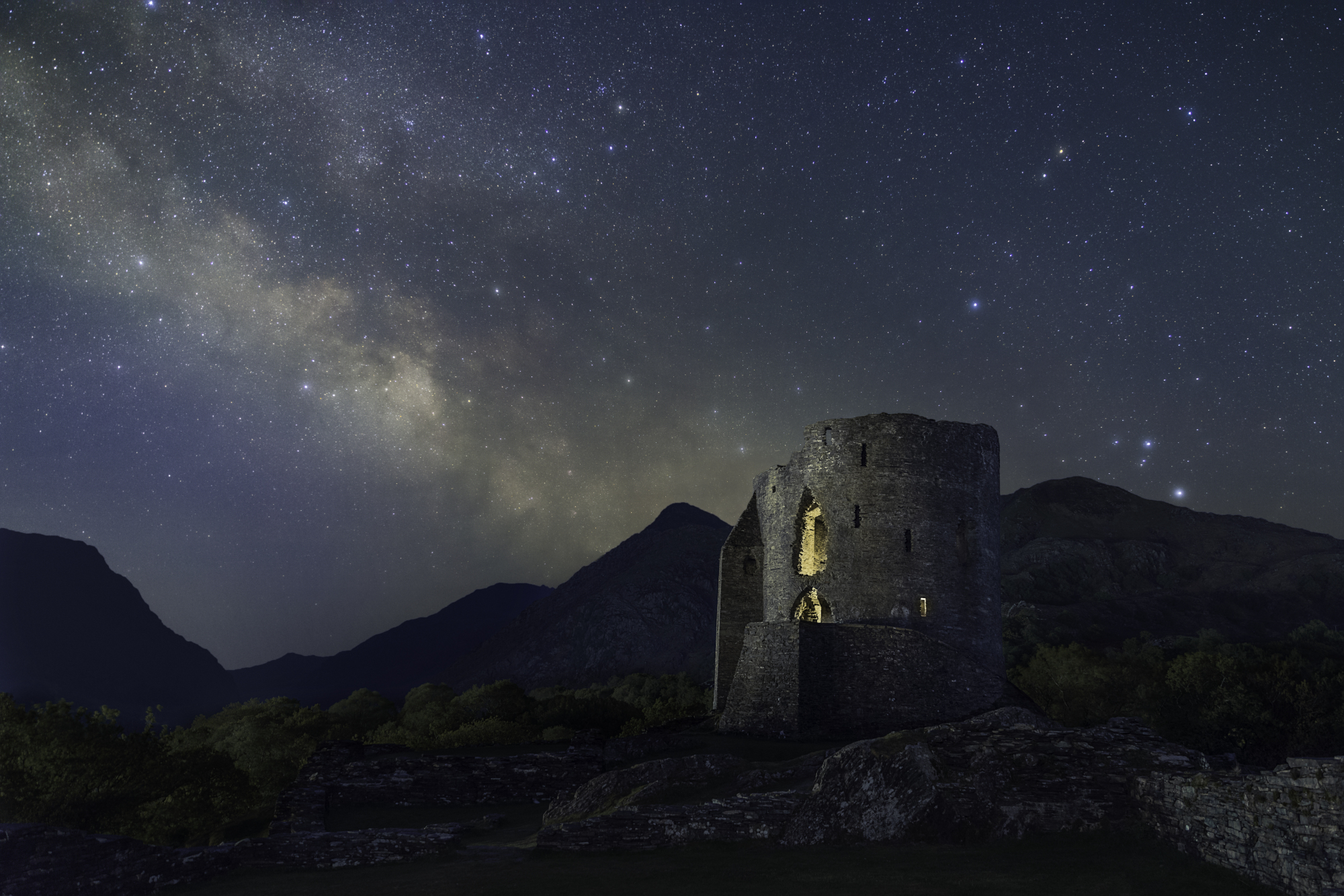 Un château visible contre le ciel nocturne.