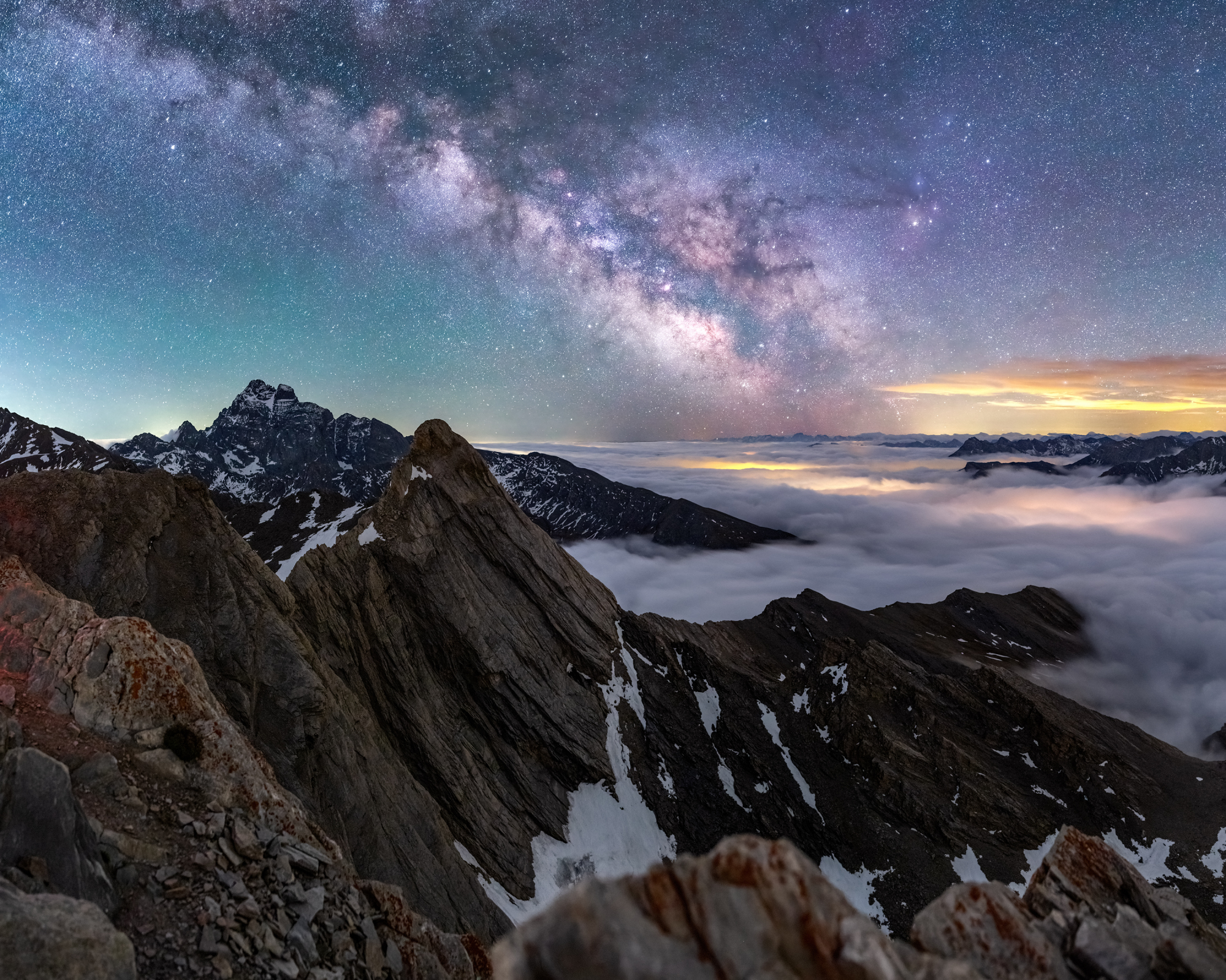 La Voie lactée est visible au-dessus des sommets des montagnes.