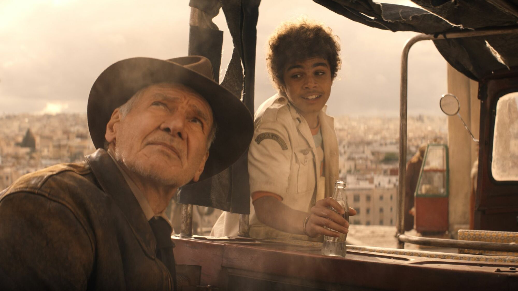 Indiana Jones (Harrison Ford) et Teddy (Ethann Isidore) dans Lucasfilm "Indiana Jones et le cadran du destin"