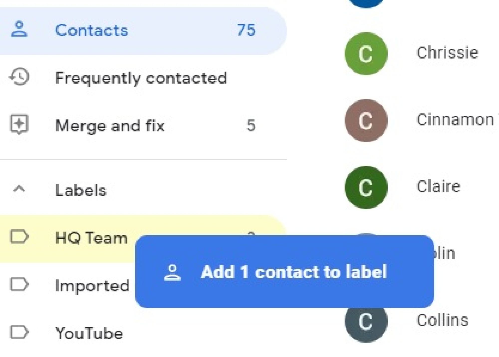 Une capture d'écran de Google Contacts lorsqu'un utilisateur ajoute un contact à une étiquette.