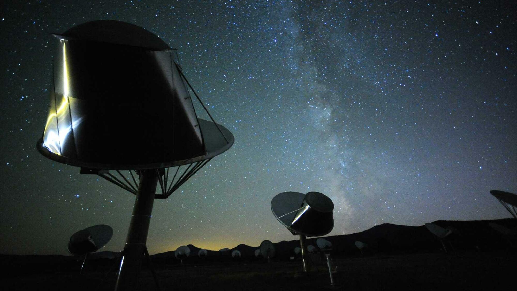 Allen Telescope Array balayant la nuit