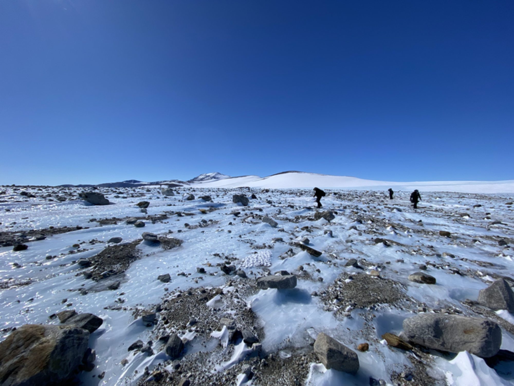 Des scientifiques à la recherche de météorites en Antarctique