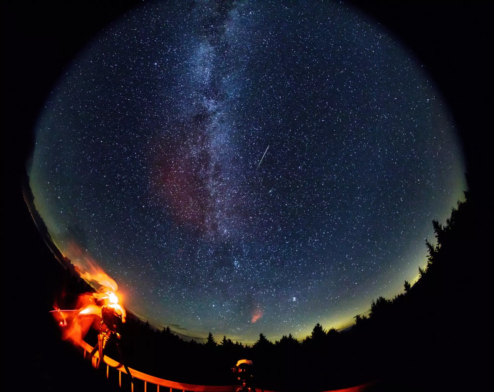 Un photographe regardant une pluie de météorites