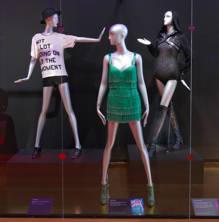 Trois tenues Taylor Swift.  Celui du centre est son vert 