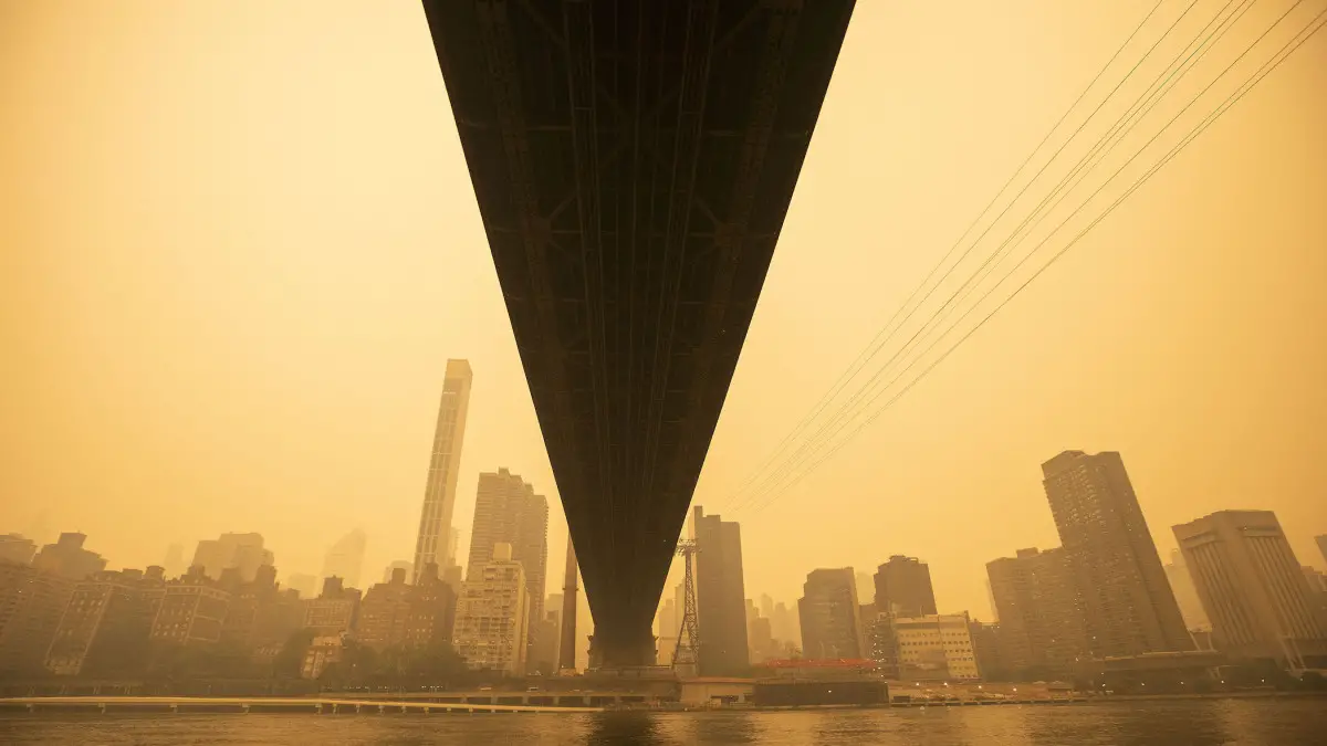 Un timelapse troublant montre que la fumée d'un feu de forêt devient orange à New York