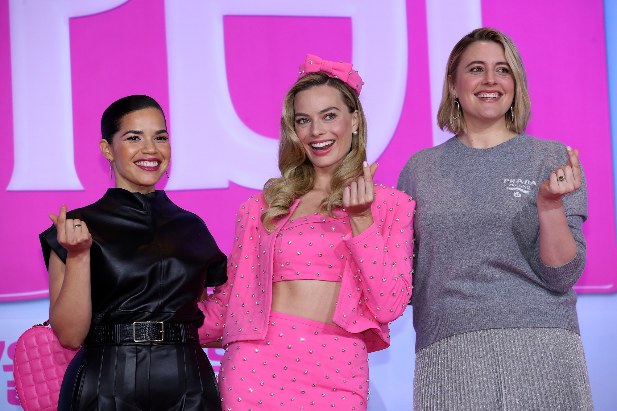 Ferrera, Robbie et Gerwig tiennent leurs doigts et leurs pouces en forme de cœur. 