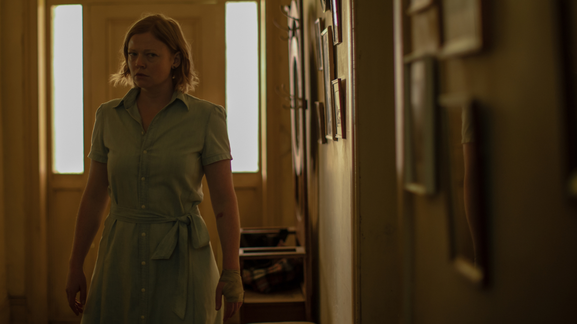 Sarah Snook se promène dans une maison sombre dans le film 