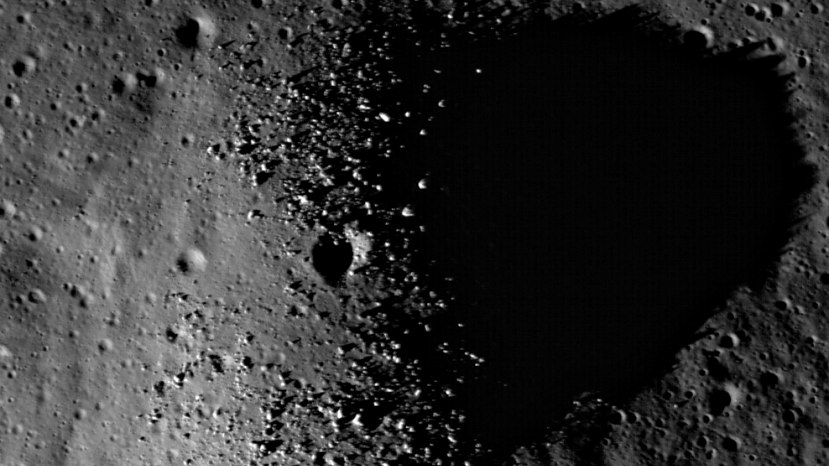 Il y a du granit sur la lune.  Personne ne sait comment il est arrivé là.