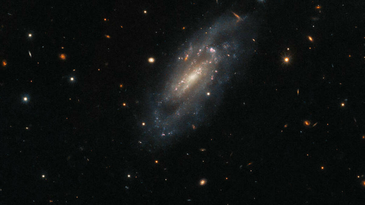 Hubble capture une galaxie apparemment paisible.  Ne soyez pas dupe.