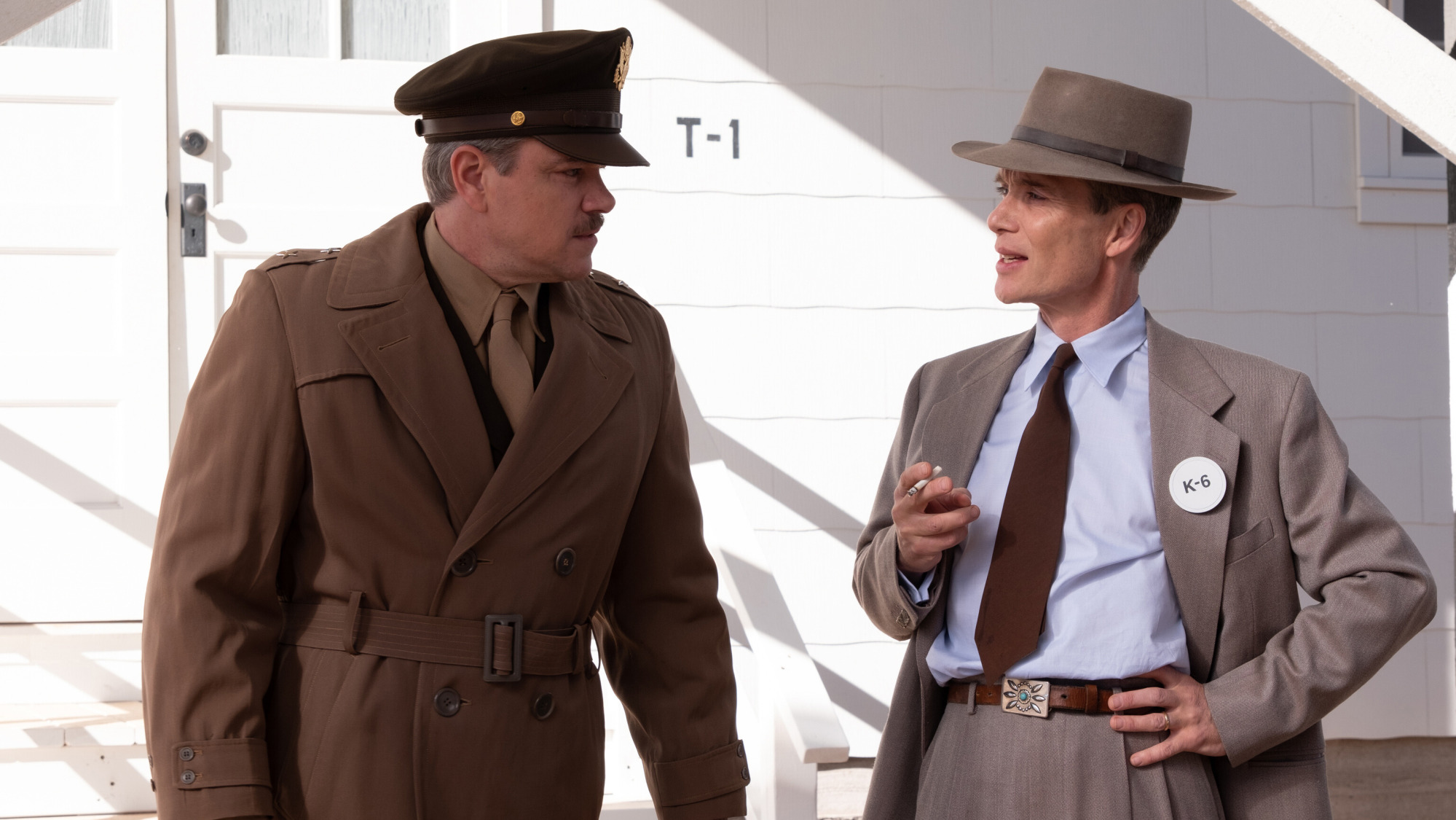 Un lieutenant parle à un homme vêtu d'un costume. 
