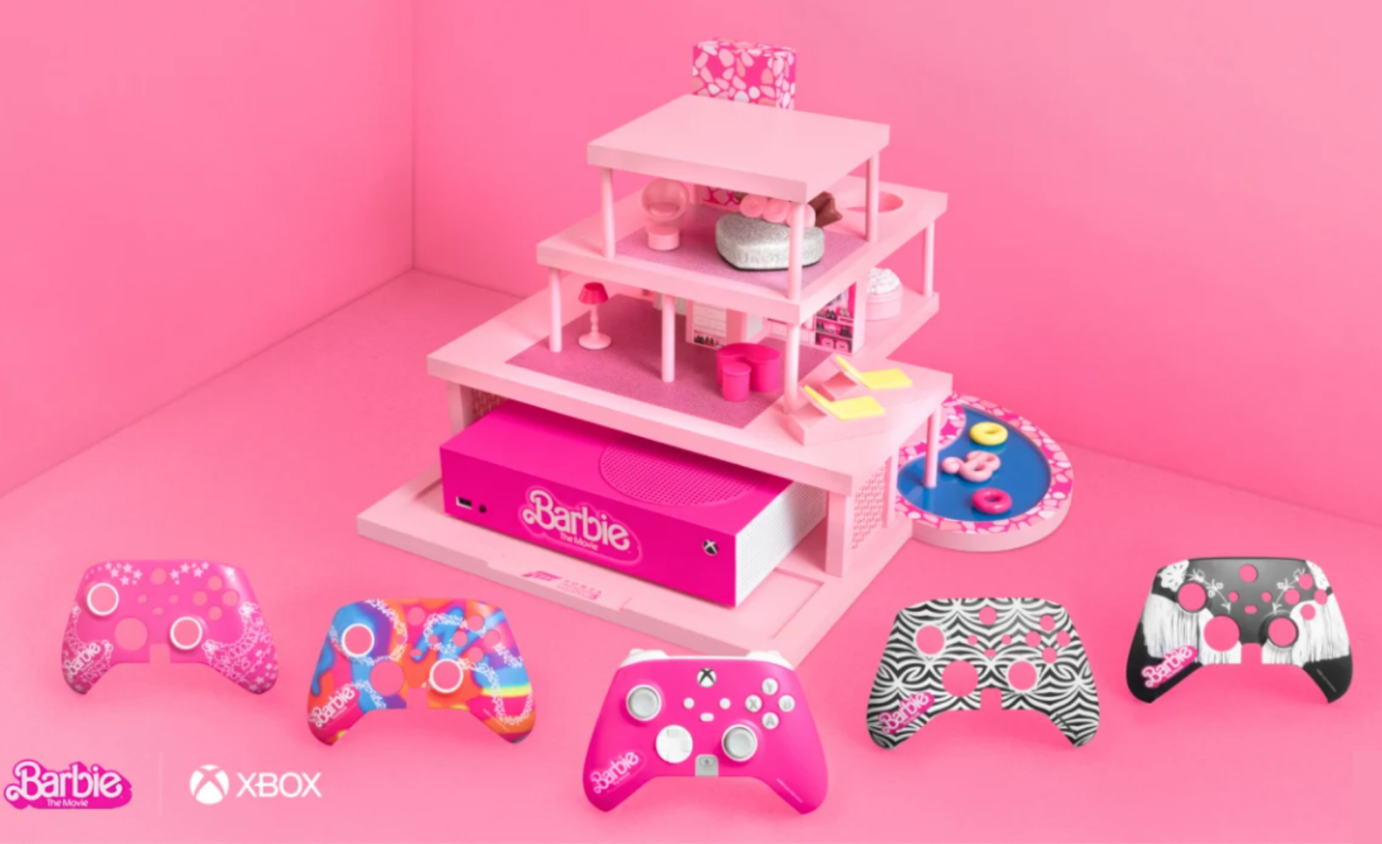 Accessoires de jeu sur le thème de la tour de Barbie, y compris une console Xbox rose et divers visages de contrôleur