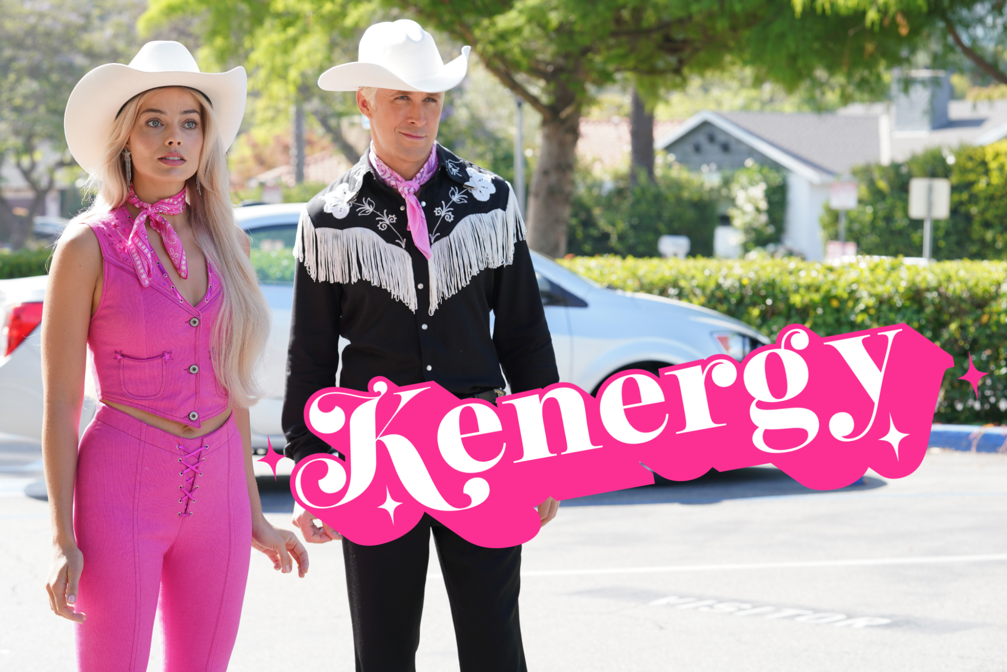 Ryan Gosling dans le rôle de Ken et Margot Robbie dans le rôle de Barbie vêtus de tenues de cow-boy.