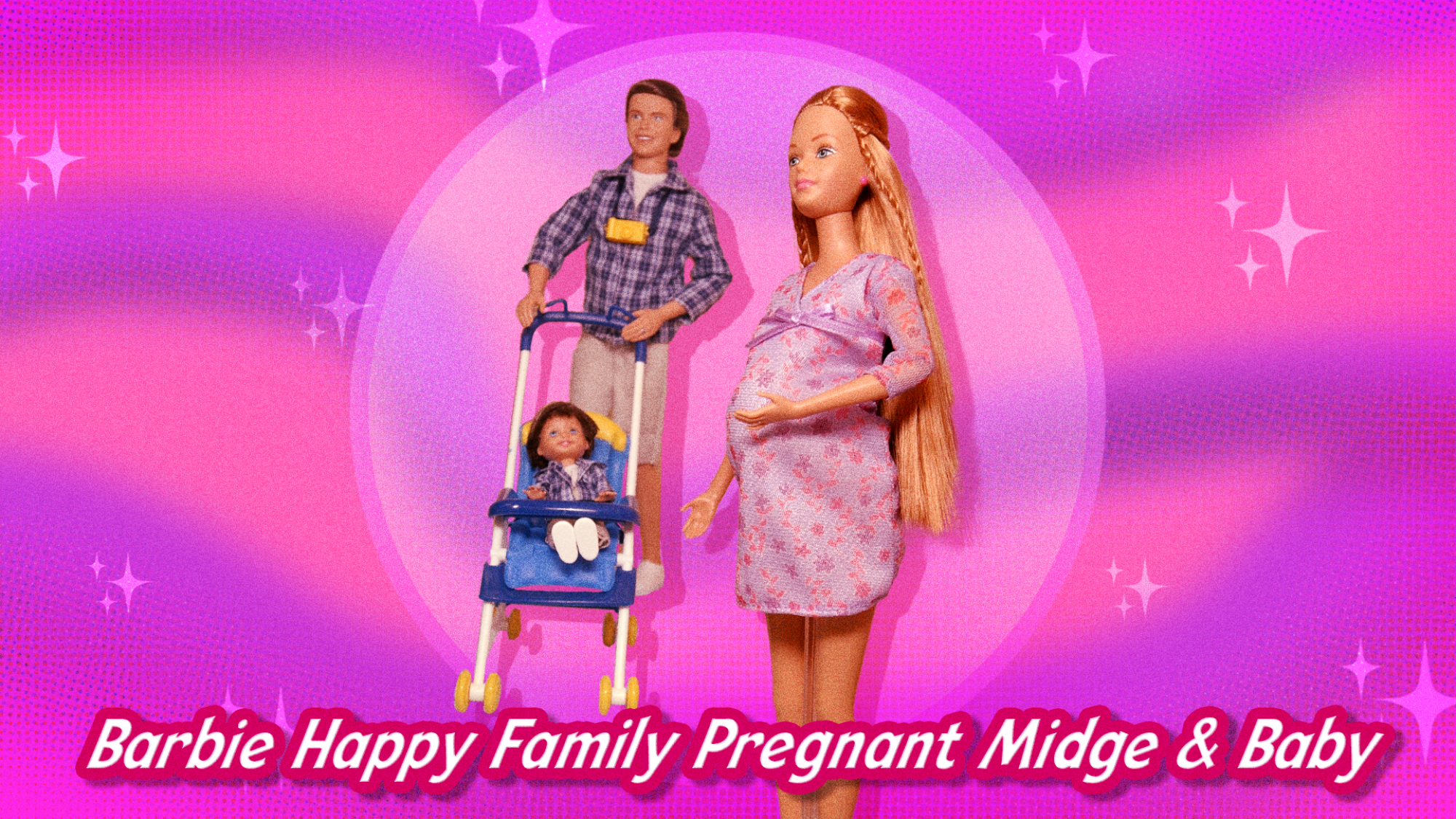 Un fond rose avec une poupée Barbie enceinte, une poupée masculine et une poupée bébé au milieu. 
