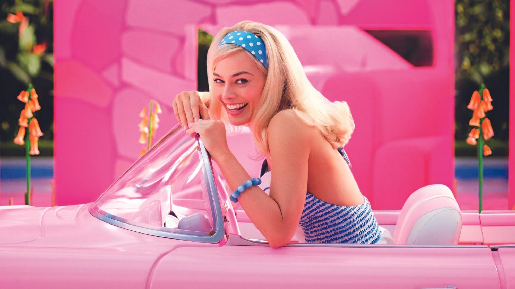 Barbie dans une voiture rose vif