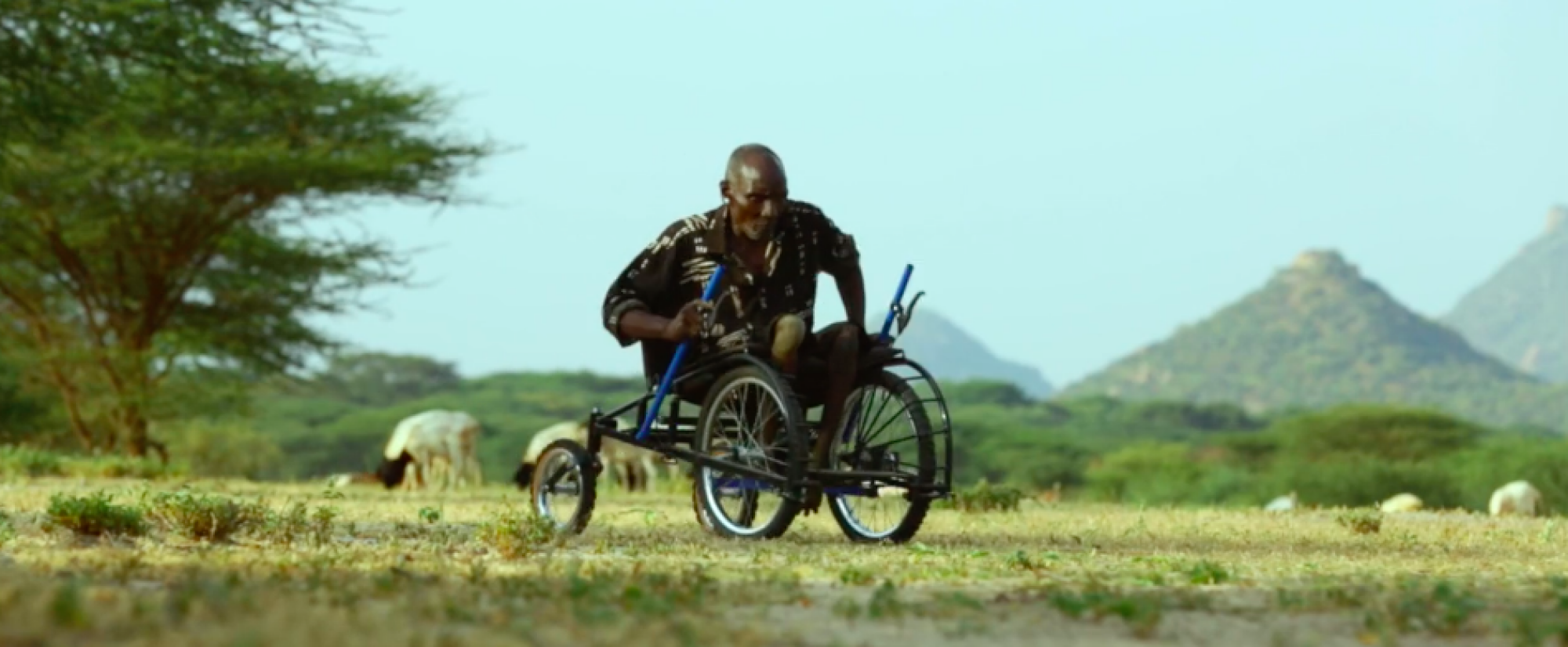 Un homme dans un SafariSeat, voyageant dans une zone rurale.