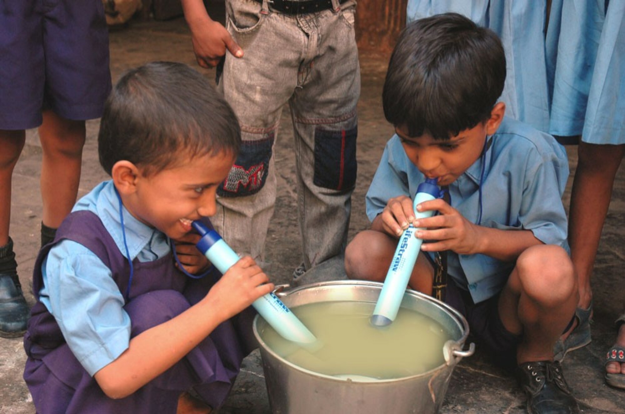 Deux jeunes garçons utilisant LifeStraws.