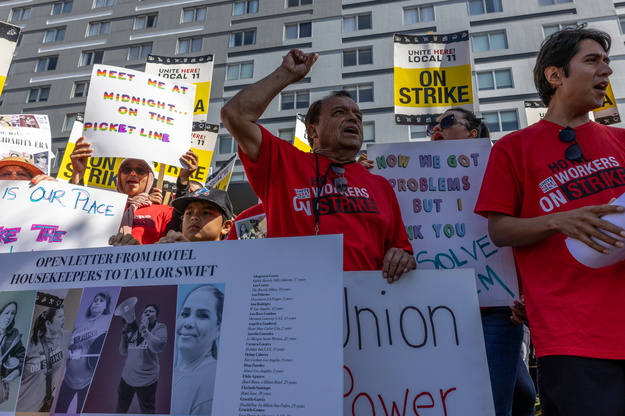 Un groupe d'employés en grève d'un hôtel pique de grève devant un hôtel de Los Angeles. 