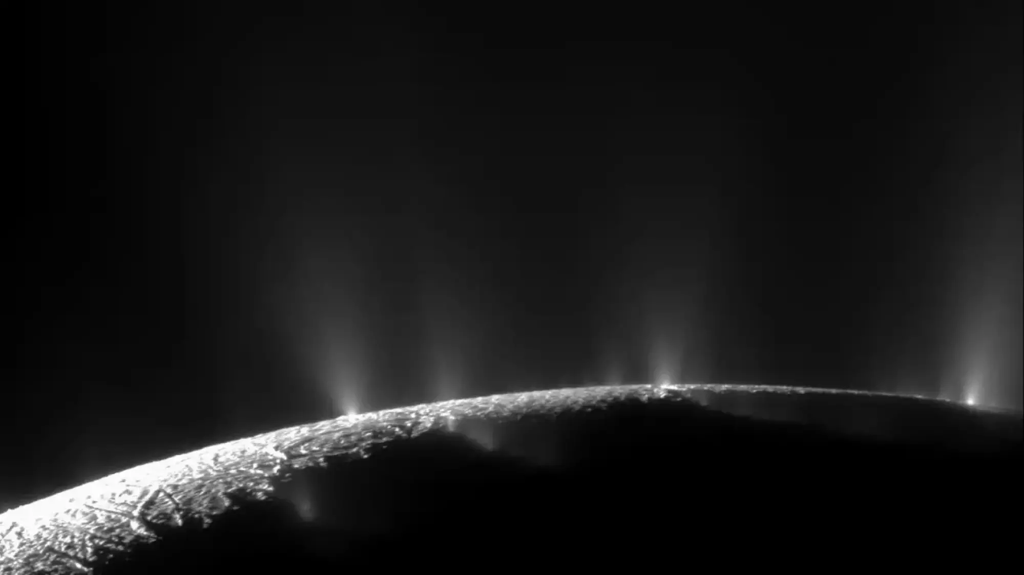 Cassini observant les geysers d'Encelade