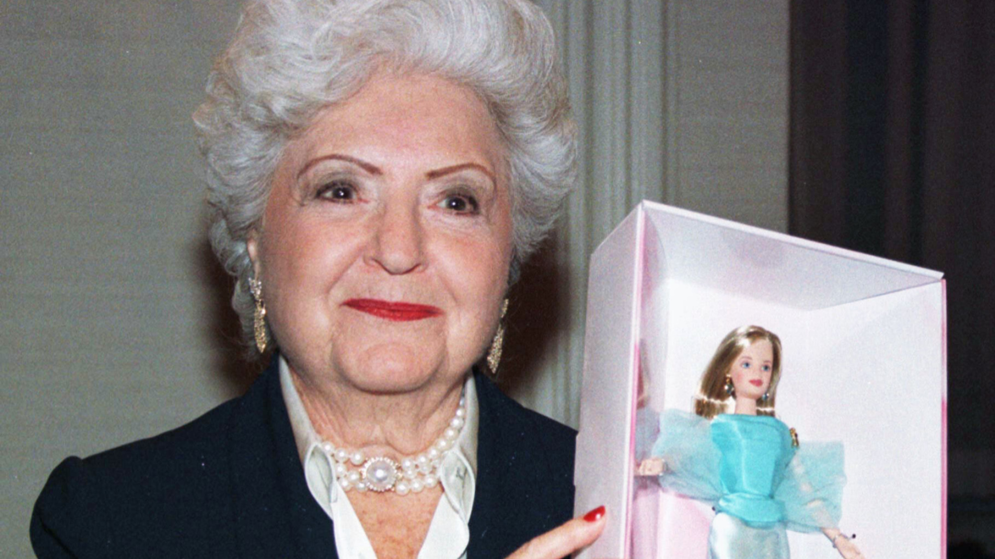 Une image de Ruth Handler tenant une poupée Barbie. 