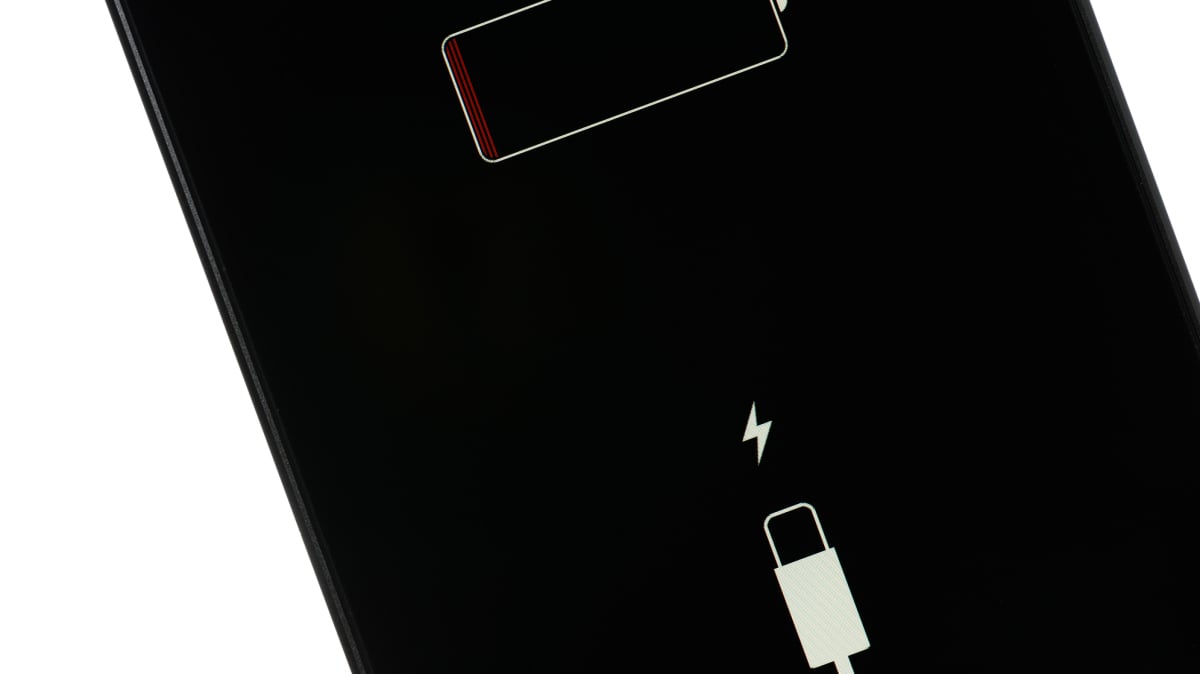 Tous les smartphones, y compris les iPhones, doivent avoir des batteries remplaçables d'ici 2027 dans l'UE