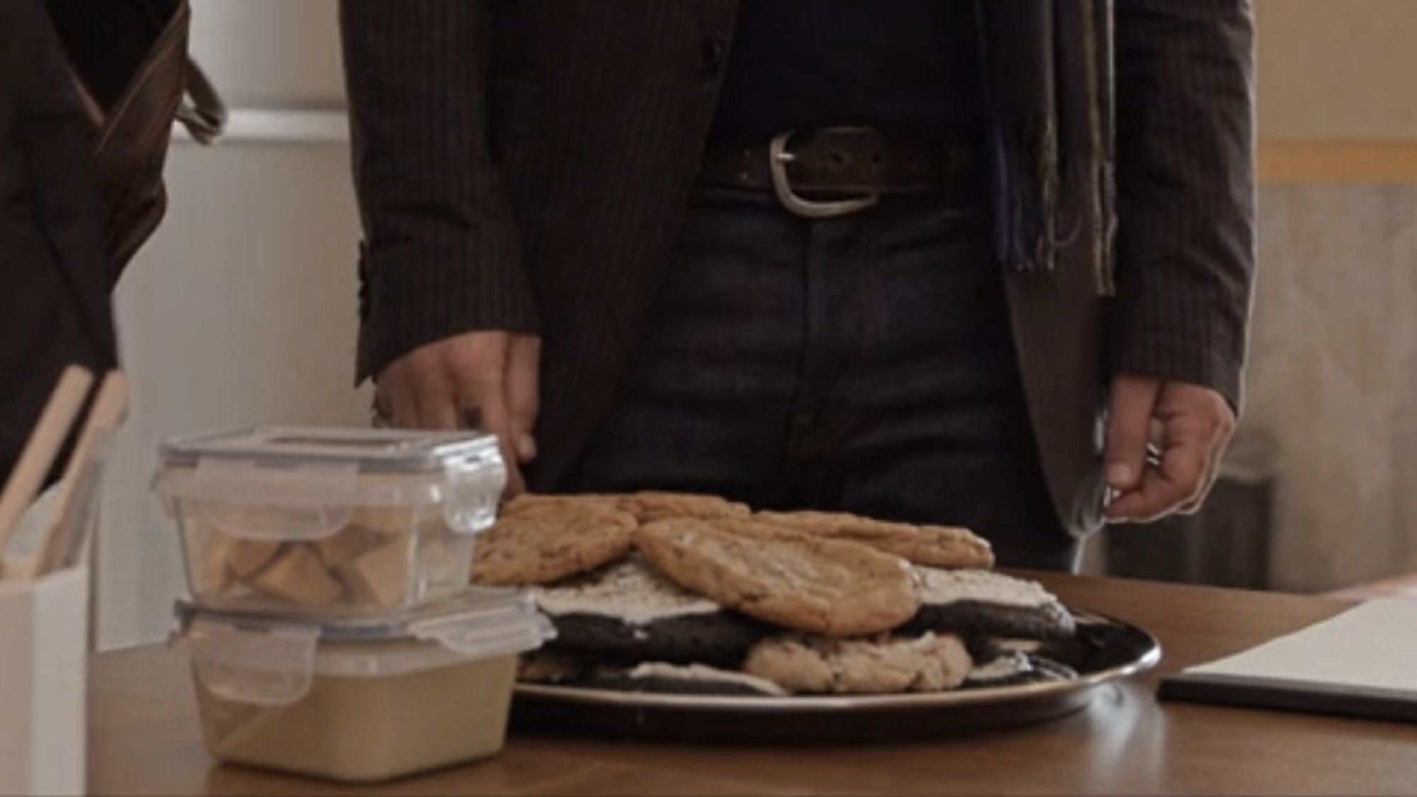 Une pile de gros biscuits moelleux sur un plateau au coin d'une table.