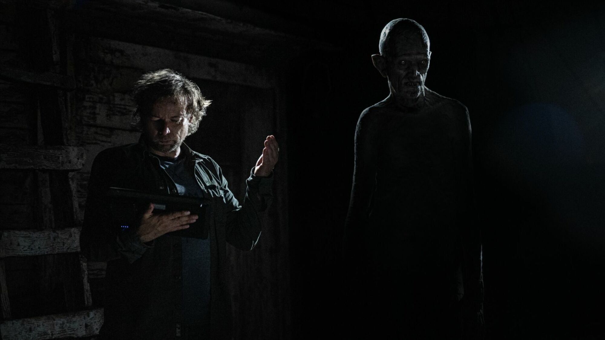 Le réalisateur André Øvredal et Javier Botet dans le rôle de Nosferatu sur le tournage du Dernier Voyage du Déméter.