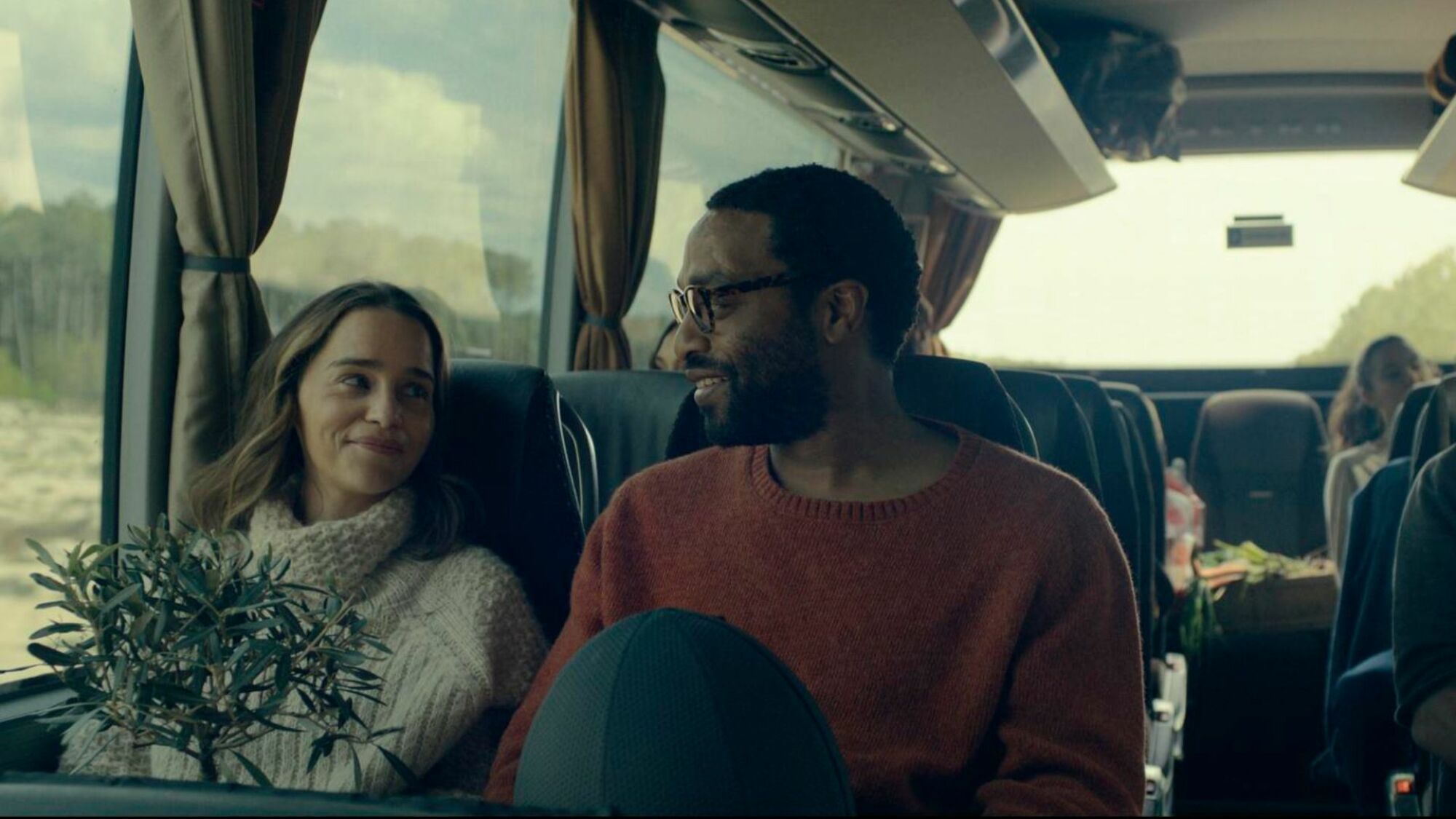 Emilia Clarke et Chiwetel Ejiofor prennent le bus dans "Pod Generation".