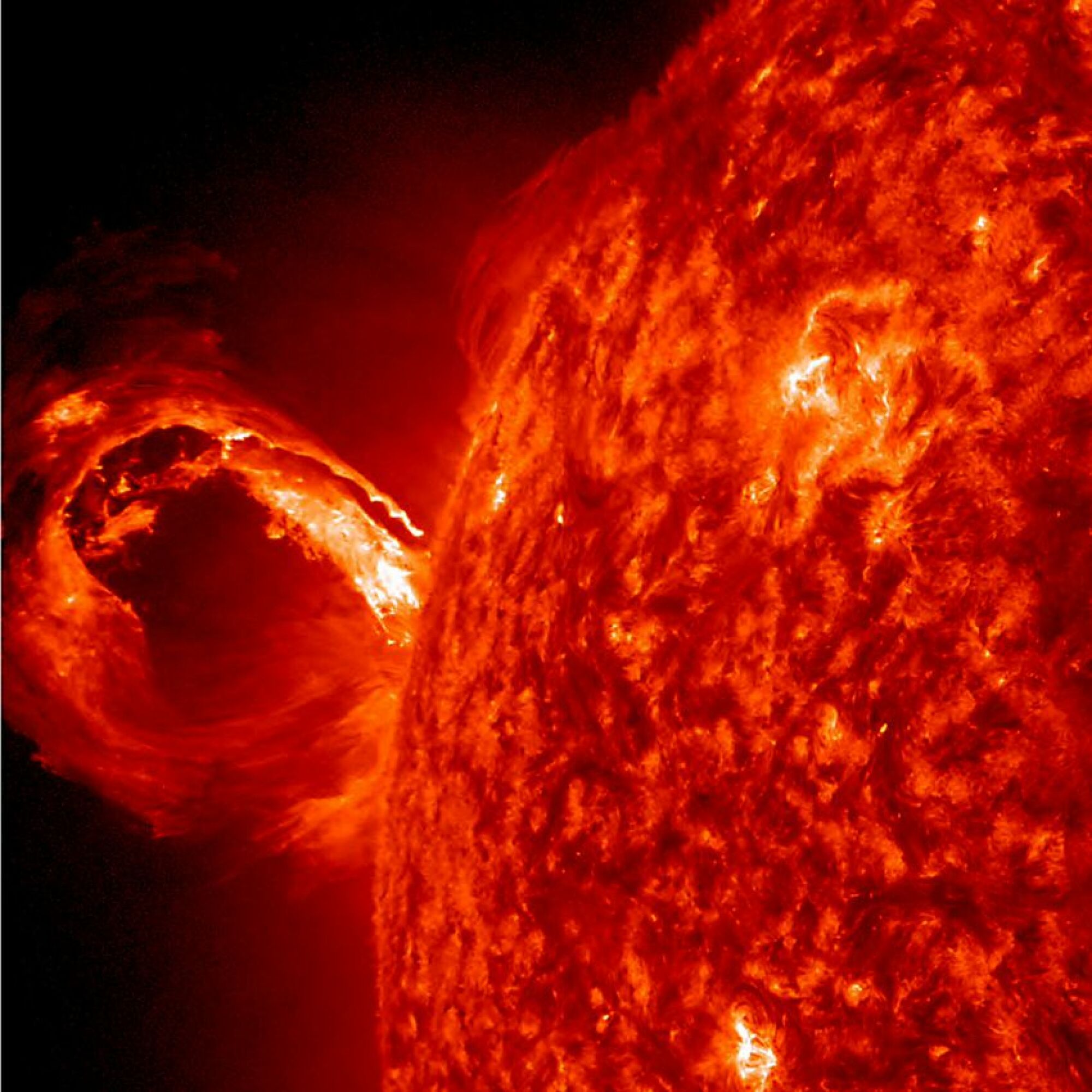 Une éjection de masse corona (CME), associée à une éruption solaire, soufflant juste autour du bord du Soleil le 1er mai 2013.