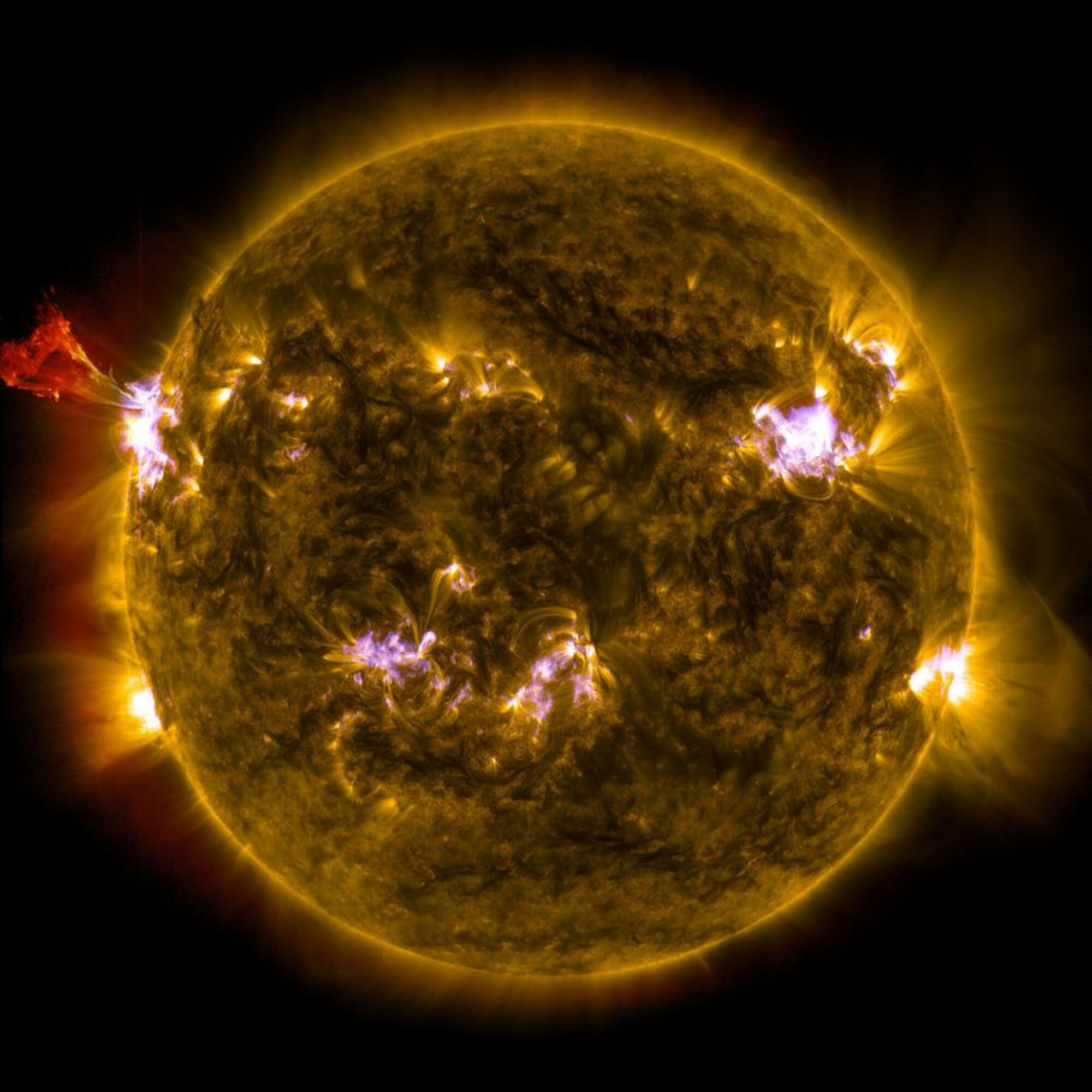 Une éruption solaire sur le soleil.