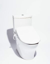 Le siège de bidet électrique TUSHY Ace installé sur un WC blanc