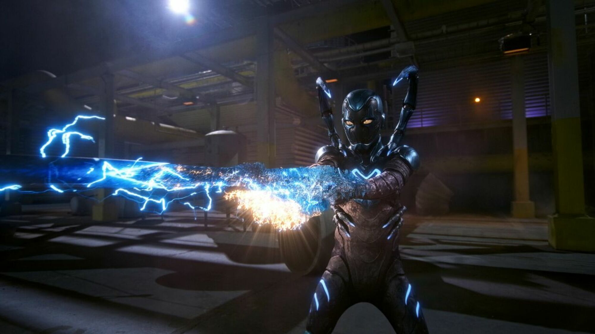 Un super-héros blindé tire un laser bleu. 