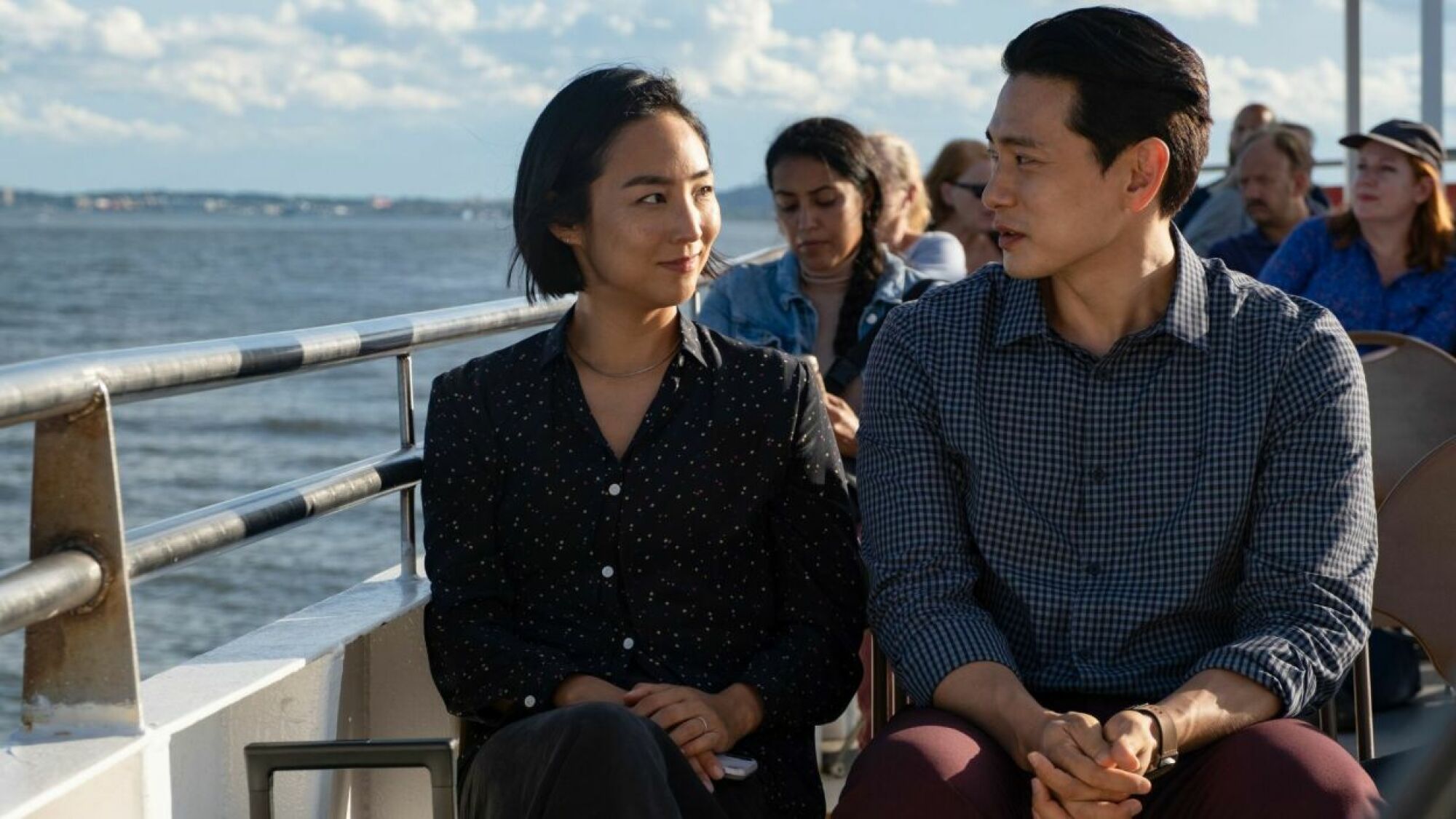 Un homme et une femme sont assis ensemble sur un bateau. 