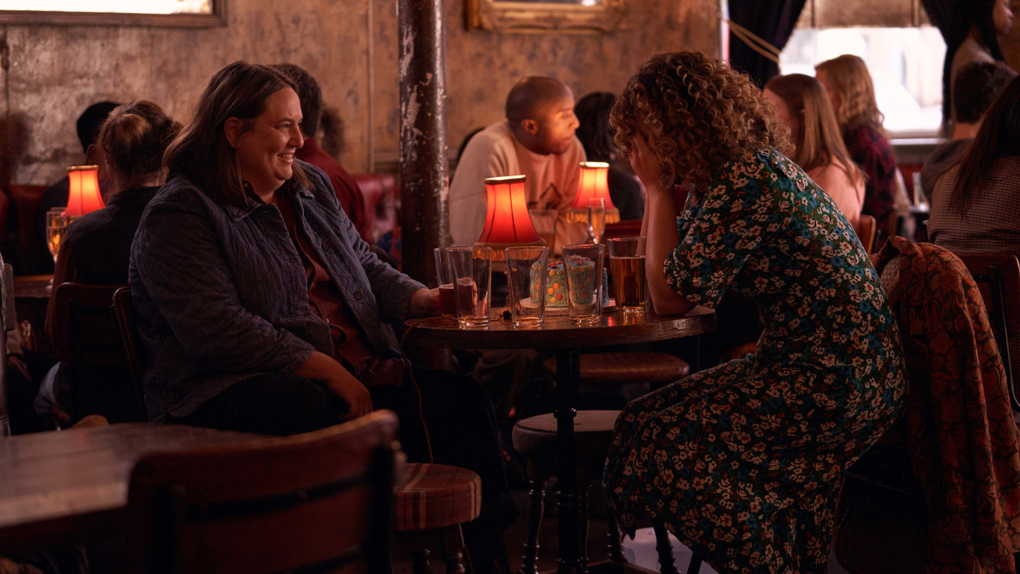 "Ébloui par les étoiles" les co-scénaristes Alice Snedden et Rose Matafeo sont assises ensemble dans un pub, la tête de Matafeo dans la tête, dans l'émission télévisée.