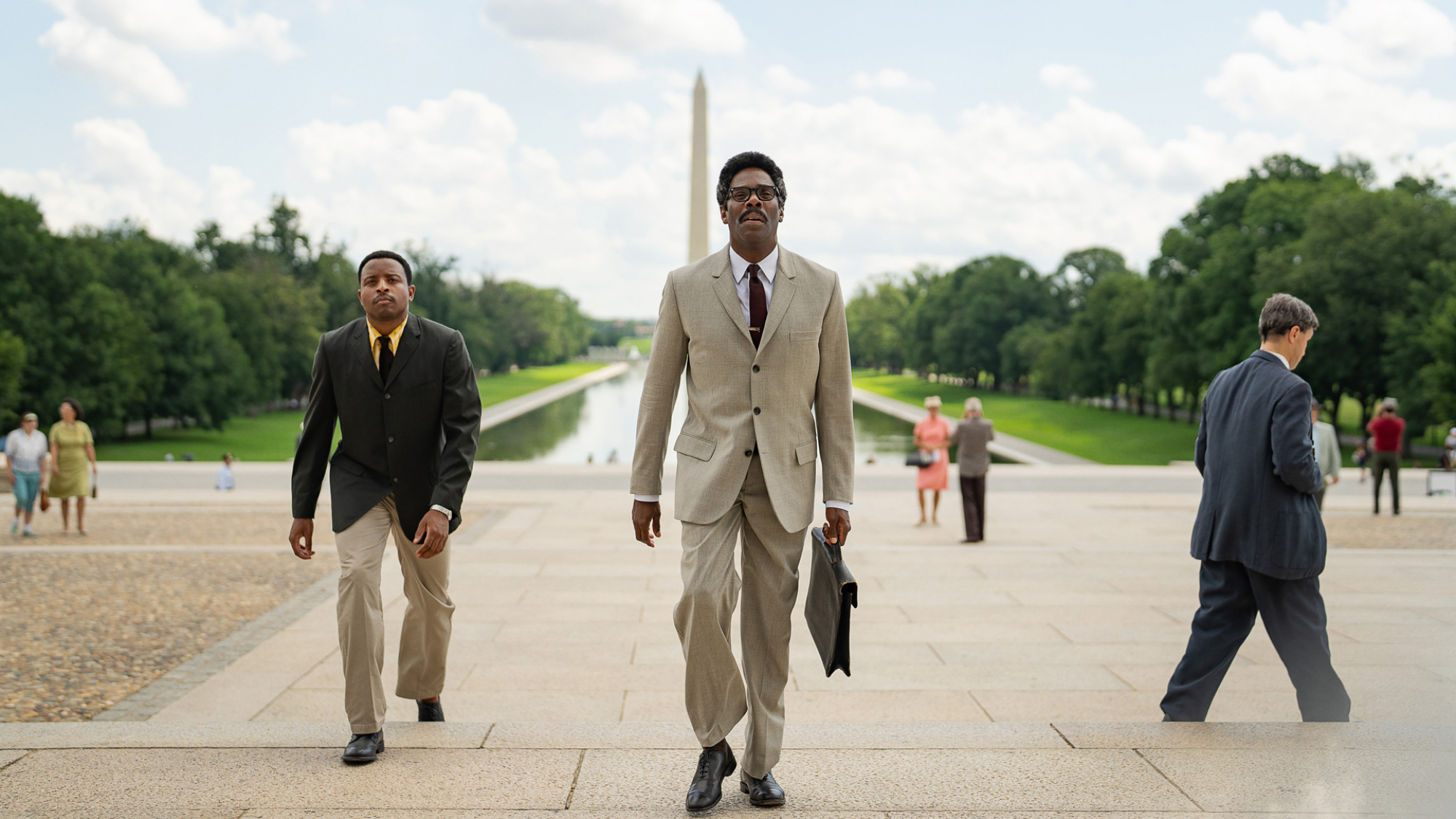 Colman Domingo dans le rôle de l'activiste emblématique Bayard Rustin, marchant dans le centre commercial de Washington DC