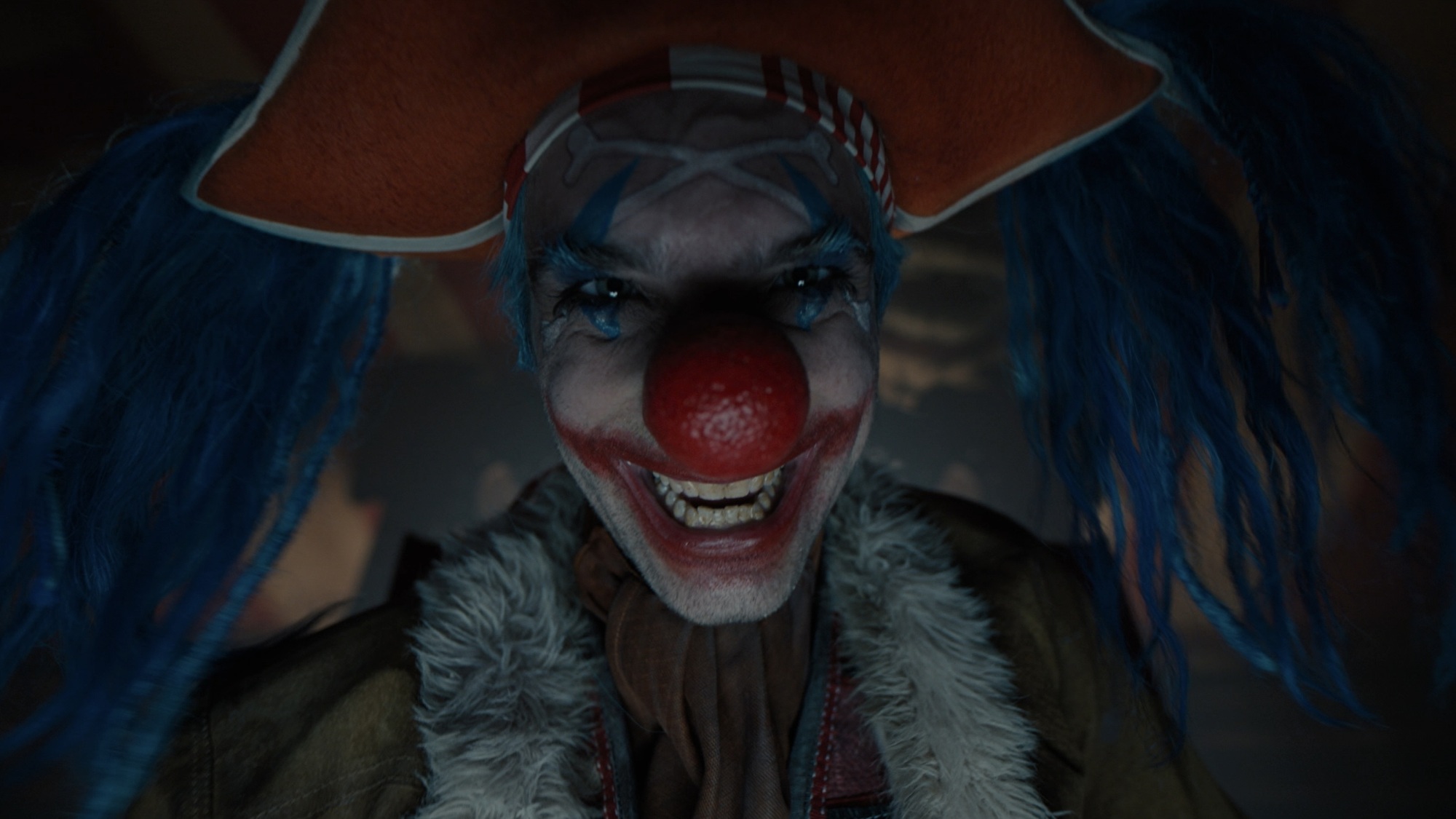 Un clown sinistre aux cheveux bleus sortant d'un chapeau de pirate rouge.