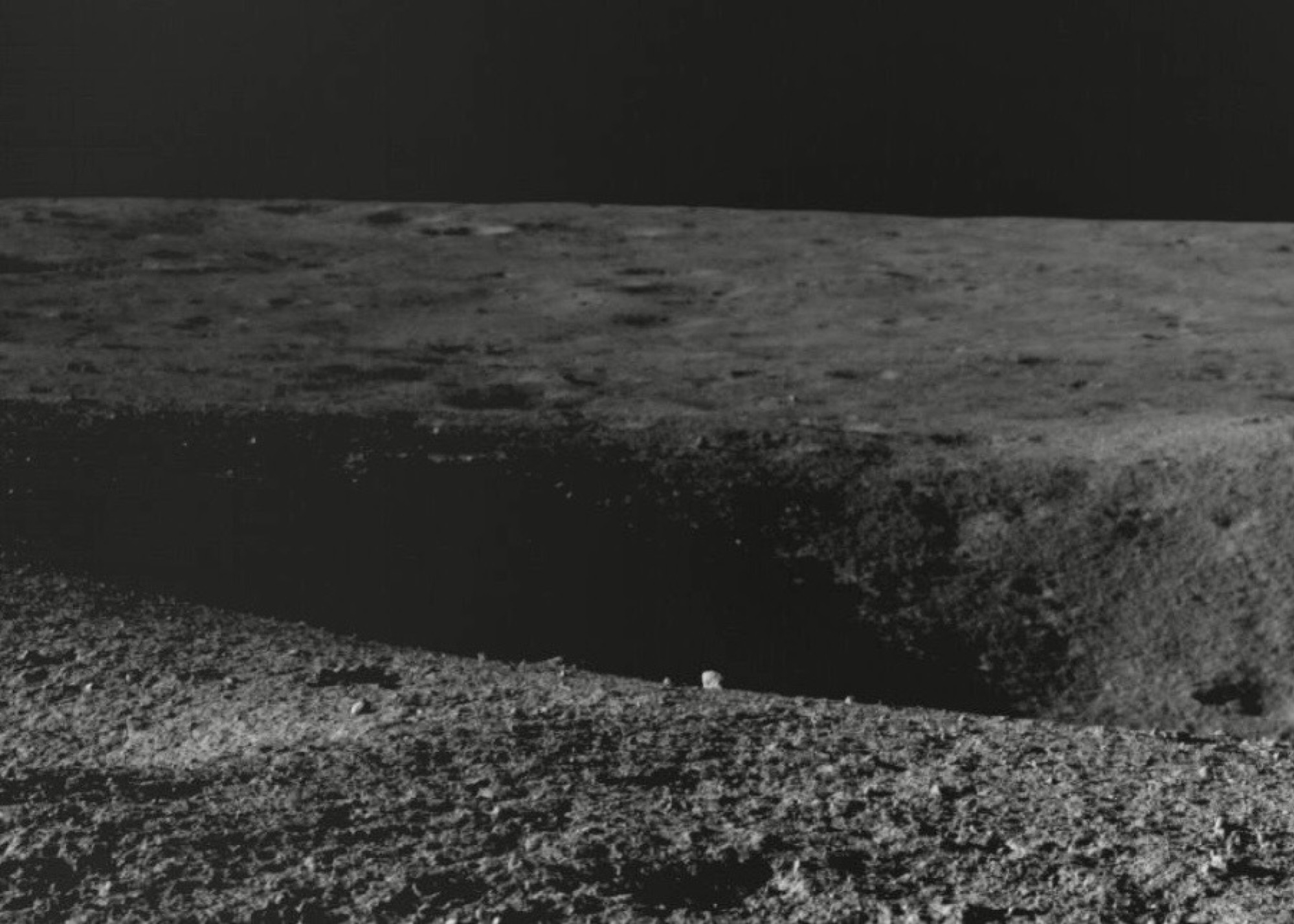 Le rover Pragyan évite un cratère sur la lune