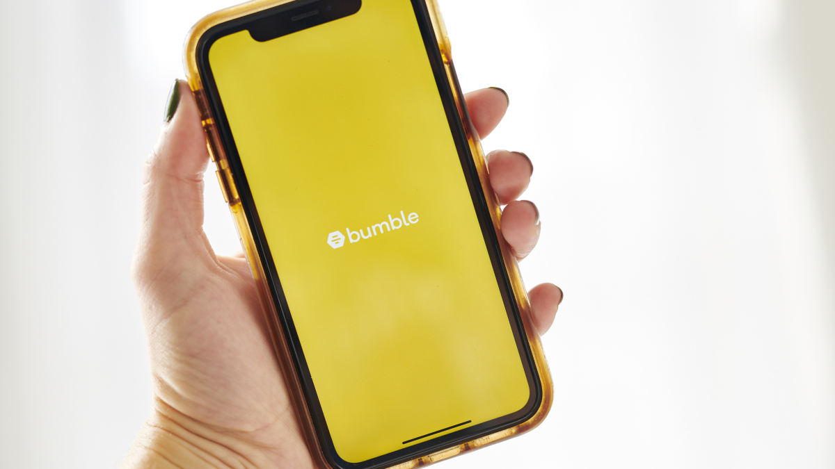 Bumble prend position contre les flocons dans de nouvelles directives