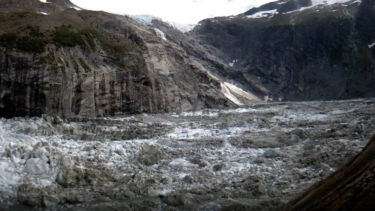 Des images intenses du gouvernement montrent ce qui a déclenché une explosion glaciaire en Alaska