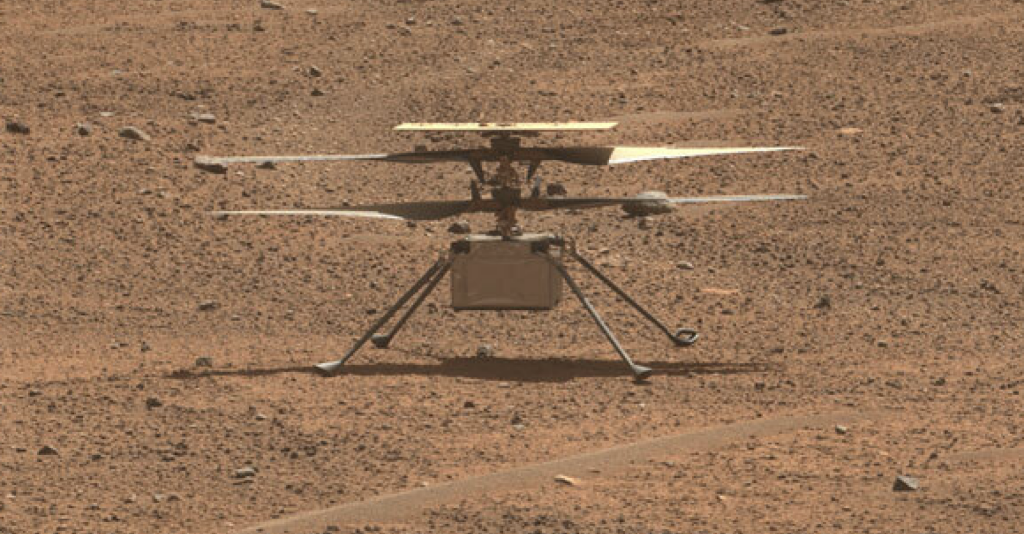 L'hélicoptère Ingenuity sur le sol du désert de Mars après son 53e vol raccourci.