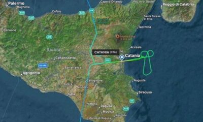 ✈️ Insolite : un pilote de #Lufthansa, agacé d’avoir été refusé à l’atterrissage, a décidé de tracer un pénis dans le ciel à l’attention des contrôleurs aériens. (DNA/FlightRadar24) #Sicile