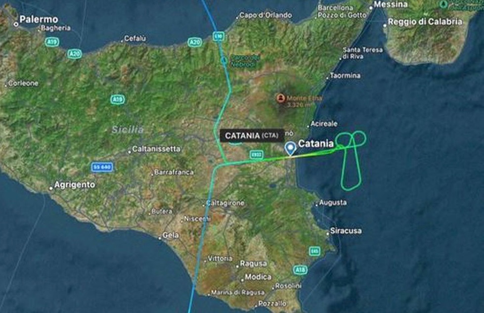 ✈️ Insolite : un pilote de #Lufthansa, agacé d’avoir été refusé à l’atterrissage, a décidé de tracer un pénis dans le ciel à l’attention des contrôleurs aériens. (DNA/FlightRadar24) #Sicile