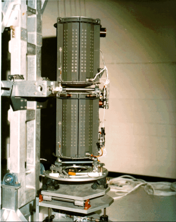 Deux des trois "Générateurs thermoélectriques à radio-isotopes de plusieurs centaines de watts" alors qu'ils sont préparés pour un vaisseau spatial Voyager.