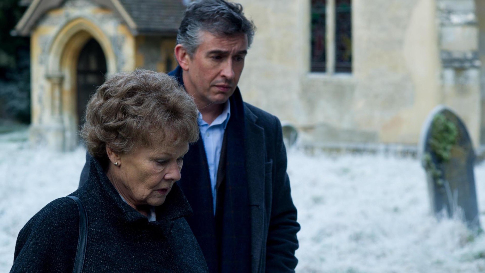 Judi Dench et Steve Coogan marchent près d