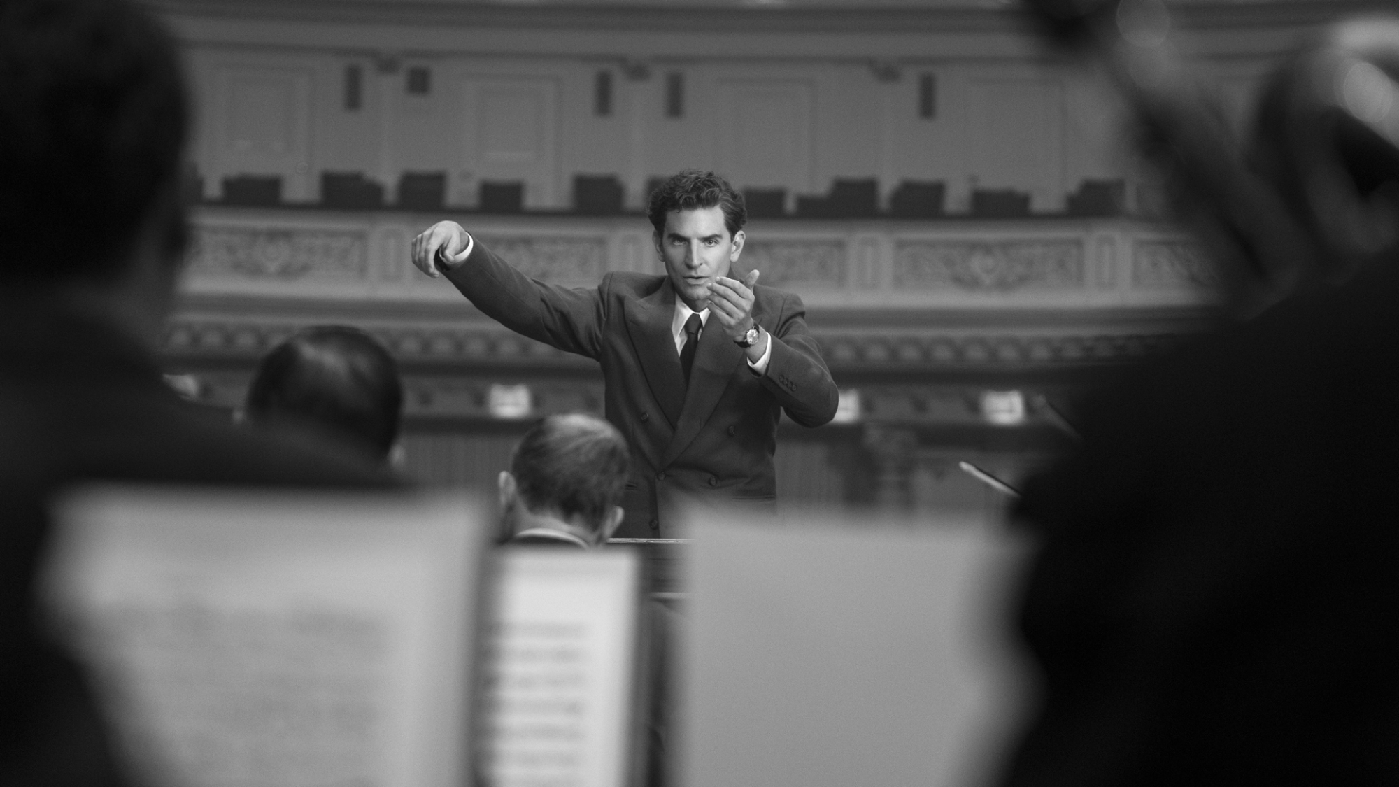 Bradley Cooper incarne Leonard Bernstein, dirigeant un orchestre, dans le film "Maestro"