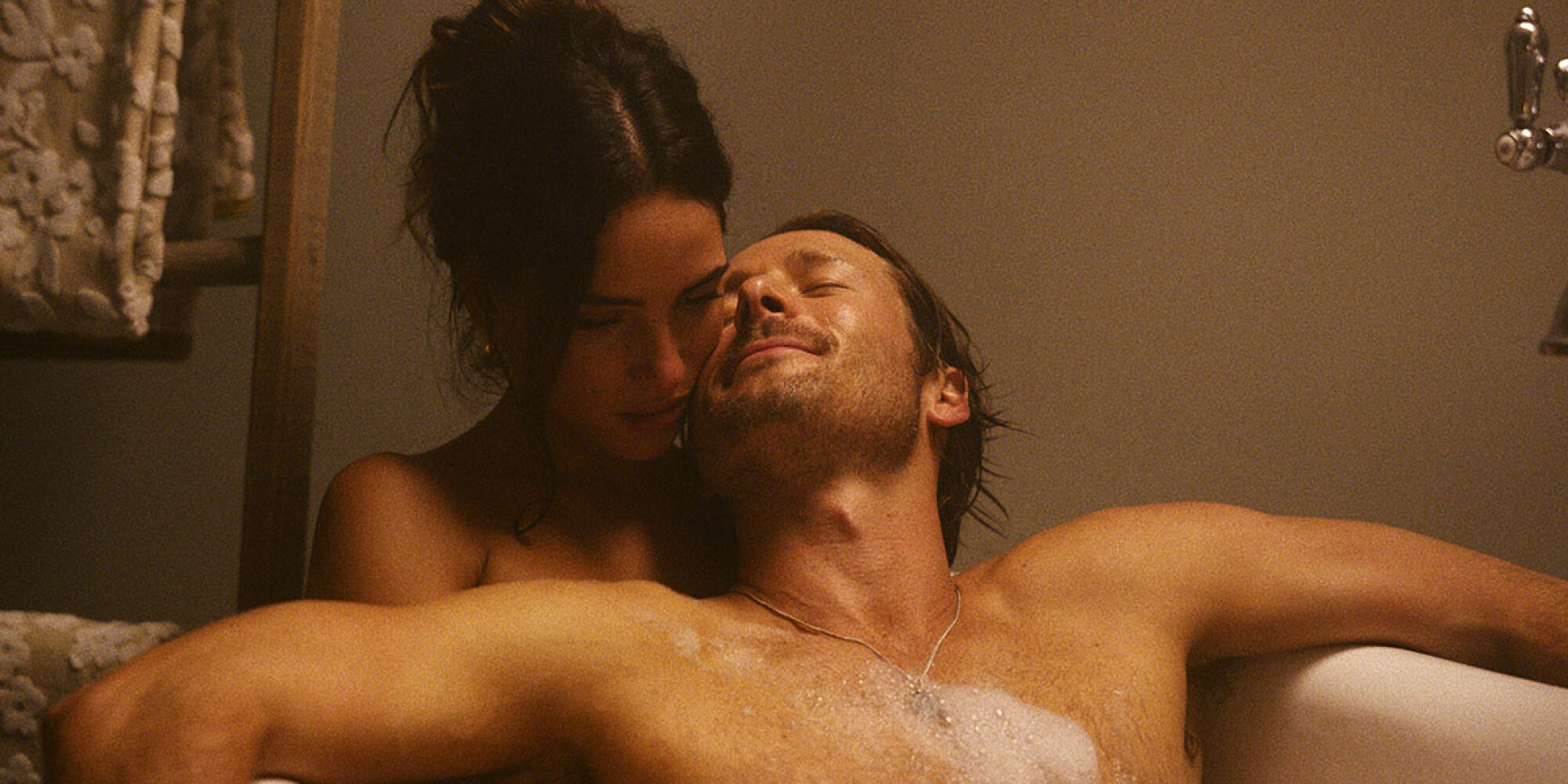 Adria Arjona et Glen Powell dans "Hit Man".