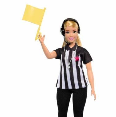 Arbitre Barbie dans un uniforme d'arbitre noir et blanc tenant un drapeau jaune.