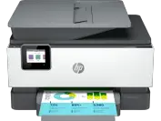 L'imprimante HP OfficeJet Pro 9015e avec un document déjà imprimé, superposé sur un fond blanc
