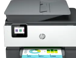 L'imprimante HP OfficeJet Pro 9015e avec un document déjà imprimé, superposé sur un fond blanc